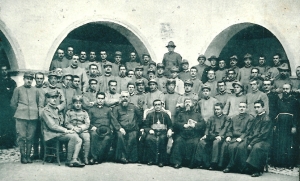 P. Semeria durante la guerra in un'adunara di Cappellani militari con Vescovo Castrense Mons. A. Bartolomasi, D. Rubino e D. Minozzi.