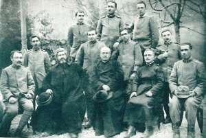 P. Semeria durante la guerra in un convegno al fronte con il P. Vigorelli, Generale dell'Ordine, insieme ai confratelli cappellani e soldati.