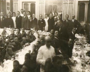 P. Semeria e Don Minozzi durnte un pranzo offerto agli orfani di guerra