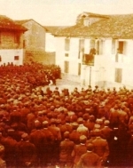 P. Semeria al fonte parla ai soldati da un balcone.